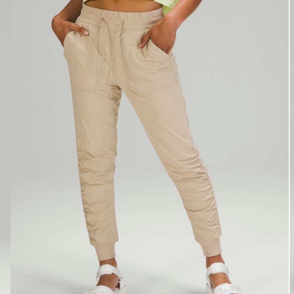 LULULEMON BEYOND THE STUDIO JOGGER HIGH RISE 7/8 TRENCH BEIGE SIZE 8 LINED